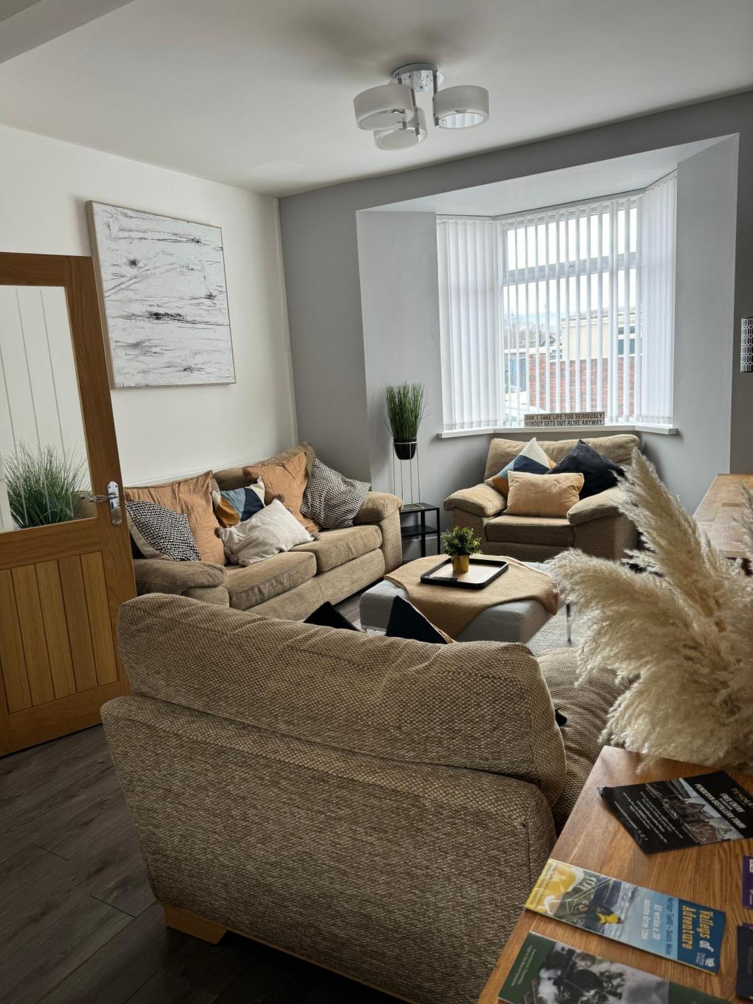 Modern, Spacious And Central Location Aberdare Exterior photo
