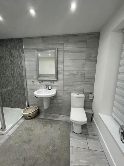 Modern, Spacious And Central Location Aberdare Exterior photo