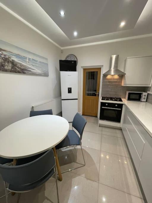 Modern, Spacious And Central Location Aberdare Exterior photo
