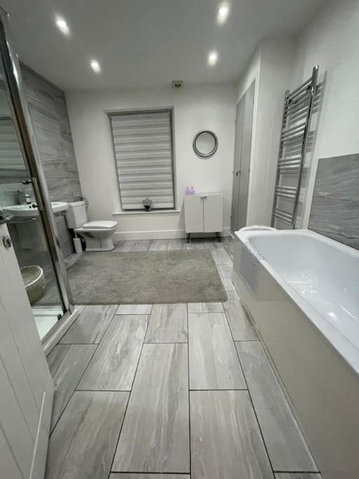 Modern, Spacious And Central Location Aberdare Exterior photo
